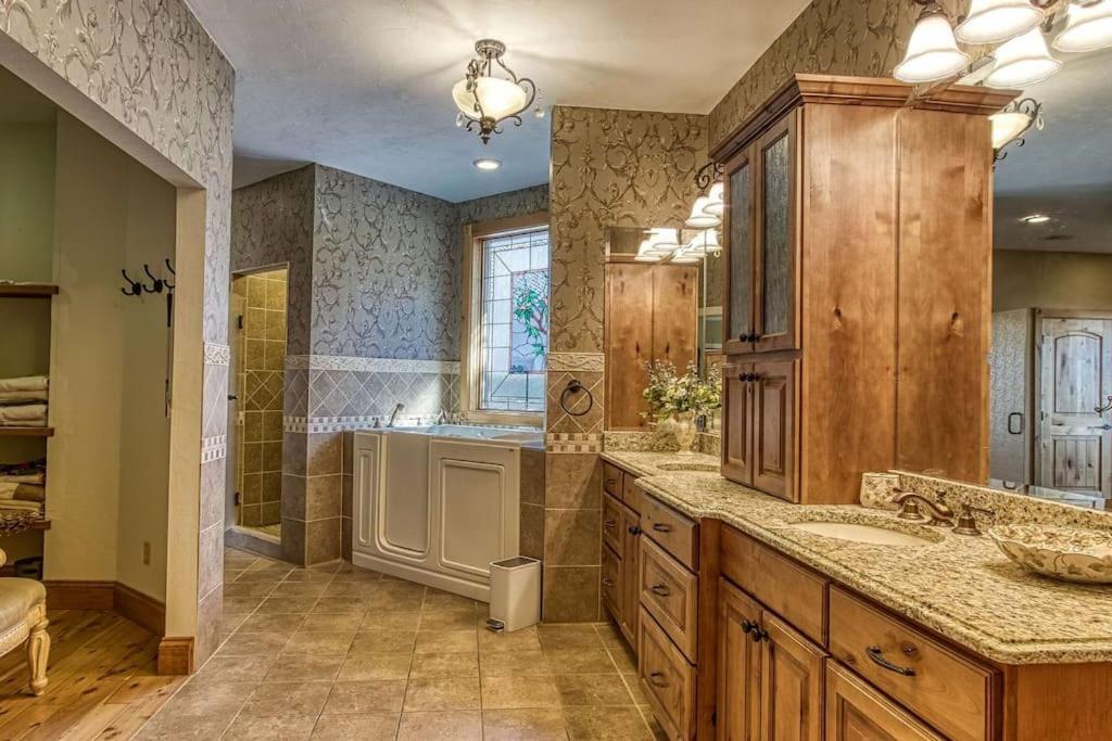 Chalet Mountain Bliss: Estate W/ Views~firepit~hot Tub~gburg 5min~3 Pools Gatlinburg