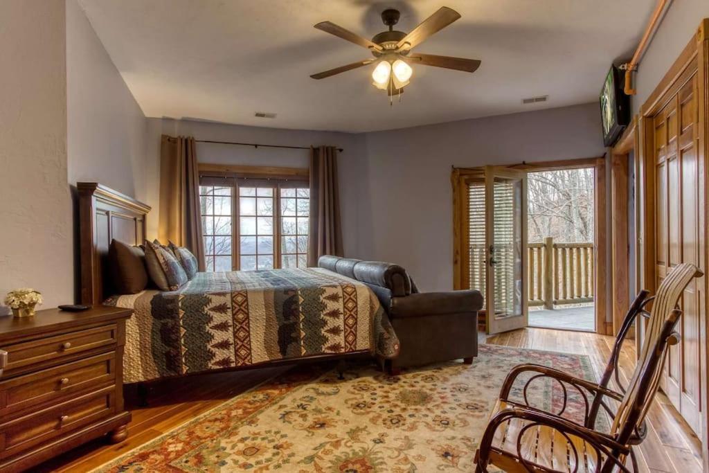 Mountain Bliss: Estate W/ Views~firepit~hot Tub~gburg 5min~3 Pools * Gatlinburg