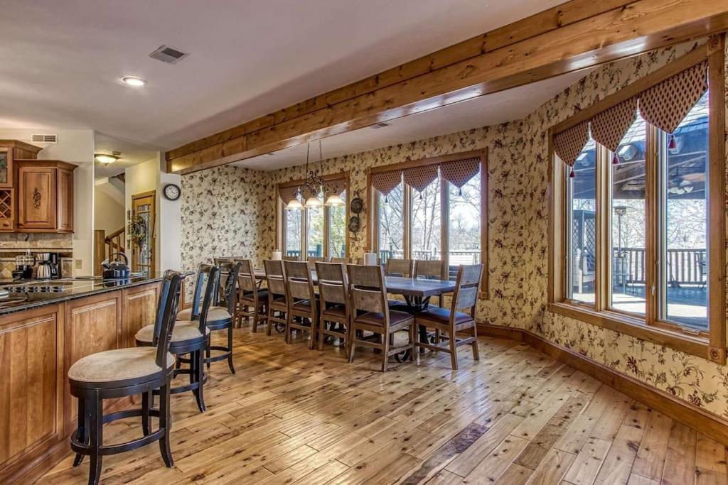 Chalet Mountain Bliss: Estate W/ Views~firepit~hot Tub~gburg 5min~3 Pools Gatlinburg