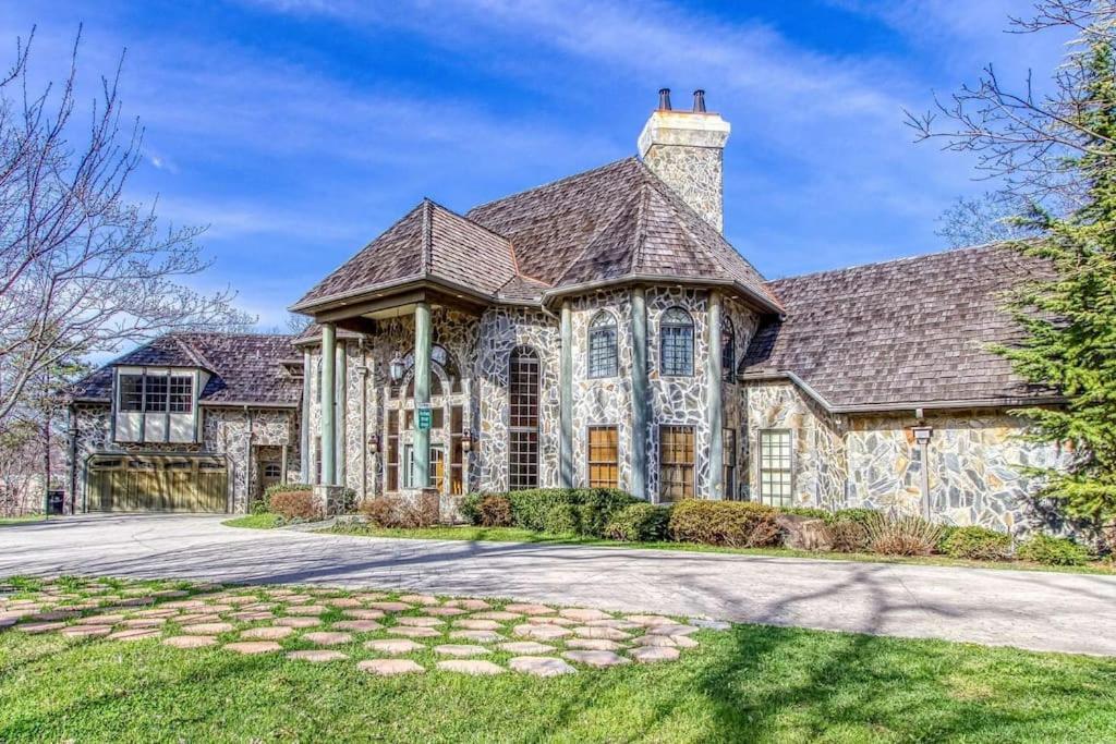 Mountain Bliss: Estate W/ Views~firepit~hot Tub~gburg 5min~3 Pools Gatlinburg