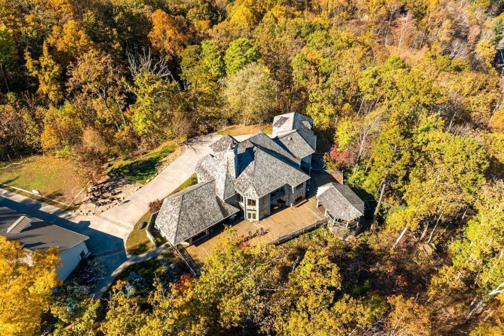 Chalet Mountain Bliss: Estate W/ Views~firepit~hot Tub~gburg 5min~3 Pools