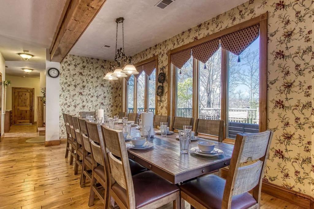 Chalet Mountain Bliss: Estate W/ Views~firepit~hot Tub~gburg 5min~3 Pools *
