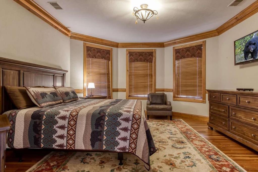 Chalet Mountain Bliss: Estate W/ Views~firepit~hot Tub~gburg 5min~3 Pools Gatlinburg