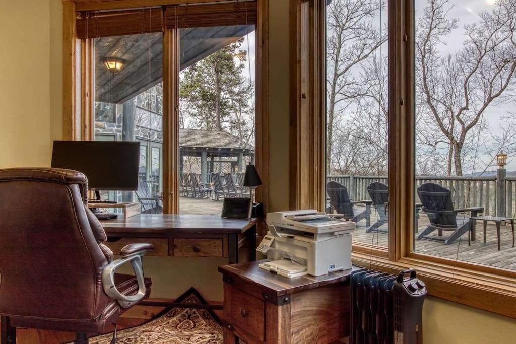 Mountain Bliss: Estate W/ Views~firepit~hot Tub~gburg 5min~3 Pools *