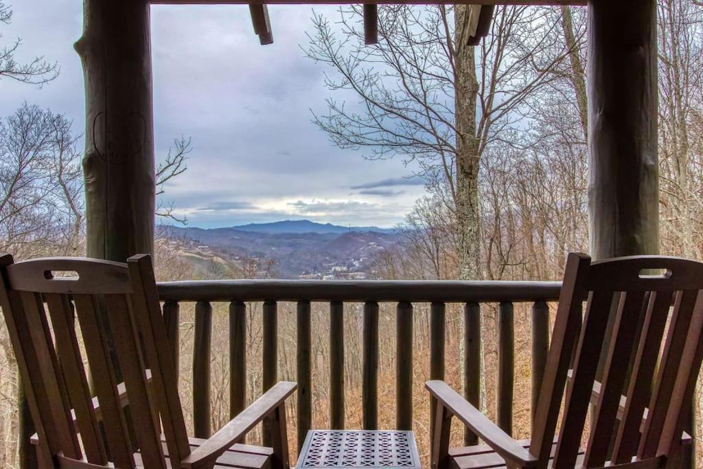 Mountain Bliss: Estate W/ Views~firepit~hot Tub~gburg 5min~3 Pools
