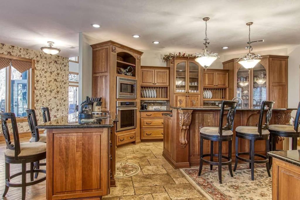 Mountain Bliss: Estate W/ Views~firepit~hot Tub~gburg 5min~3 Pools Chalet *