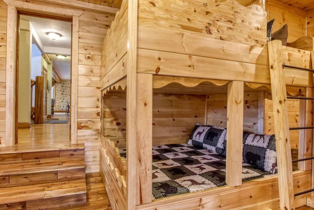 Mountain Bliss: Estate W/ Views~firepit~hot Tub~gburg 5min~3 Pools *