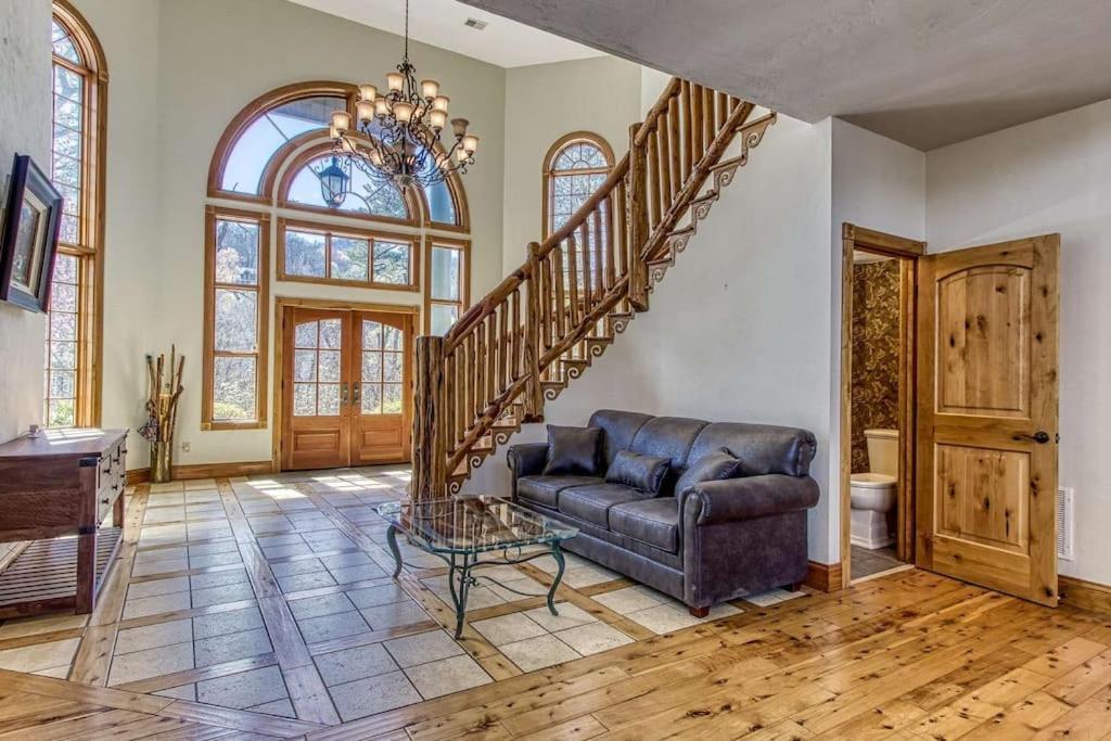Mountain Bliss: Estate W/ Views~firepit~hot Tub~gburg 5min~3 Pools Chalet