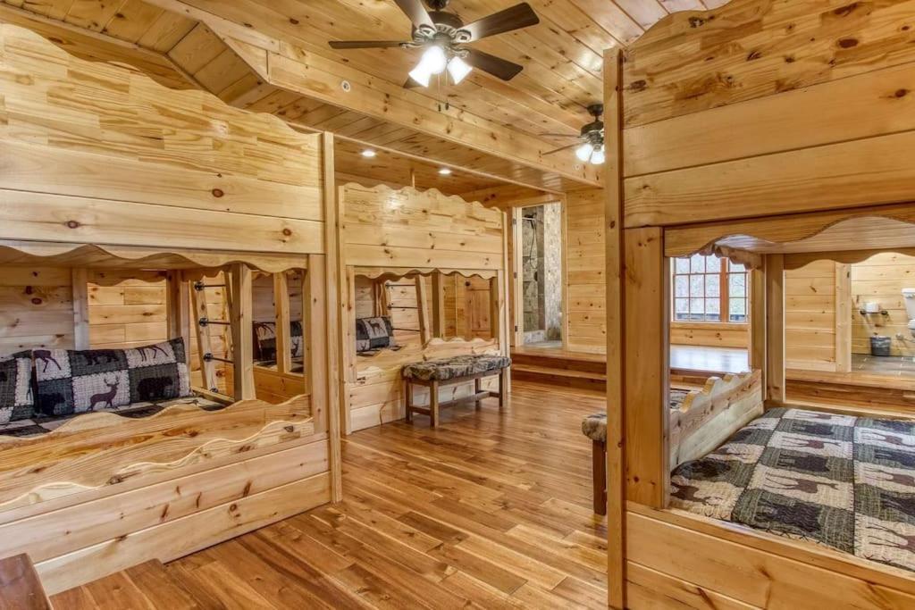 Mountain Bliss: Estate W/ Views~firepit~hot Tub~gburg 5min~3 Pools Chalet *
