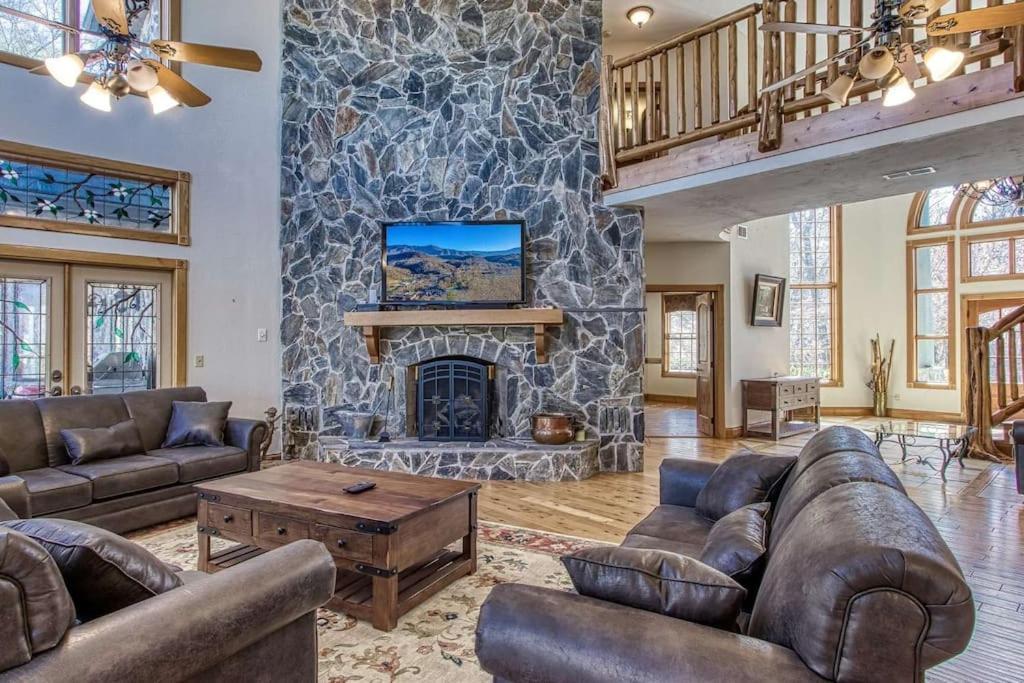 Mountain Bliss: Estate W/ Views~firepit~hot Tub~gburg 5min~3 Pools Chalet Gatlinburg