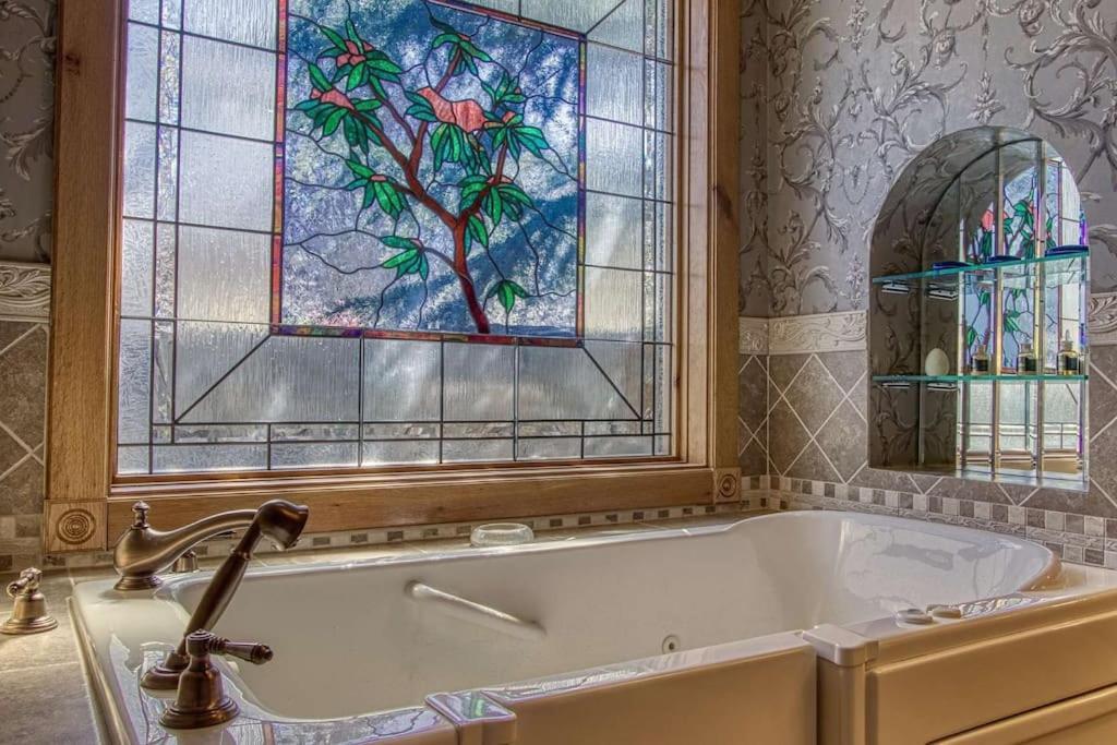 Mountain Bliss: Estate W/ Views~firepit~hot Tub~gburg 5min~3 Pools * Gatlinburg