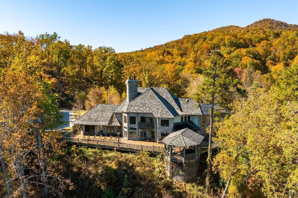 Mountain Bliss: Estate W/ Views~firepit~hot Tub~gburg 5min~3 Pools Chalet *