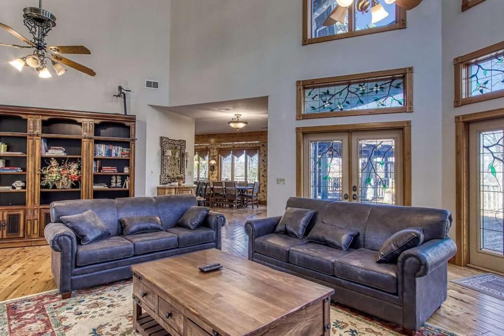 Chalet Mountain Bliss: Estate W/ Views~firepit~hot Tub~gburg 5min~3 Pools *