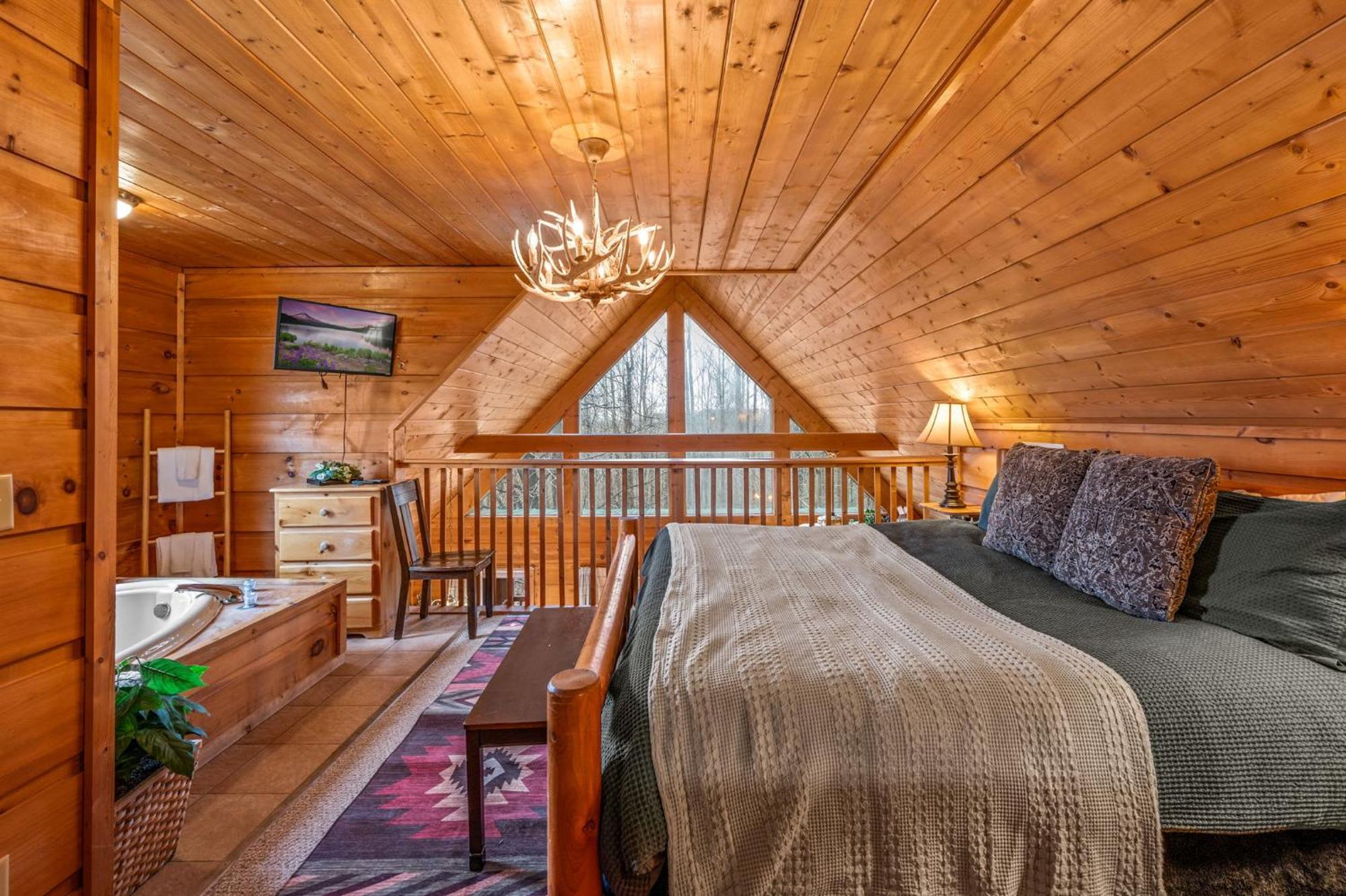 Cozy With Hot Tub *