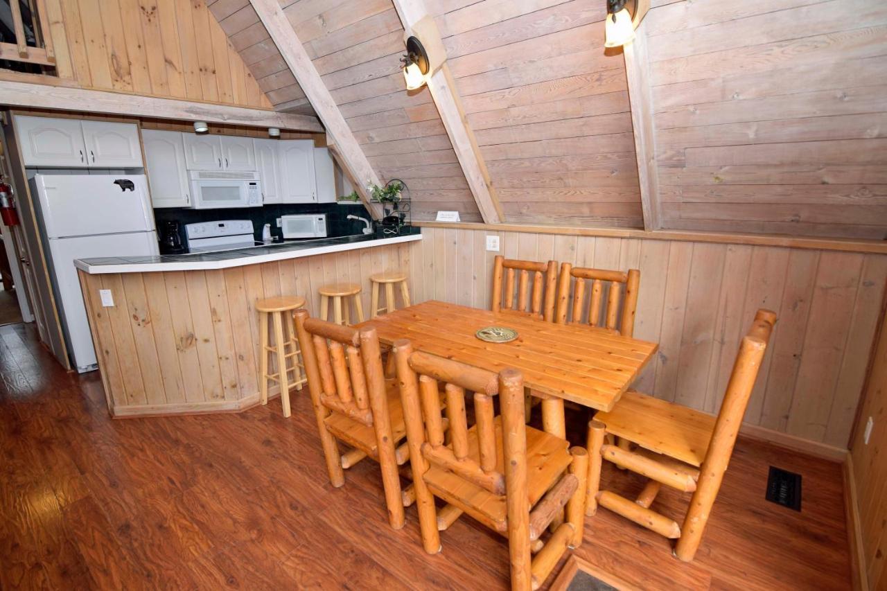 1125 Bear Ridge 4 Bedroom Cabin