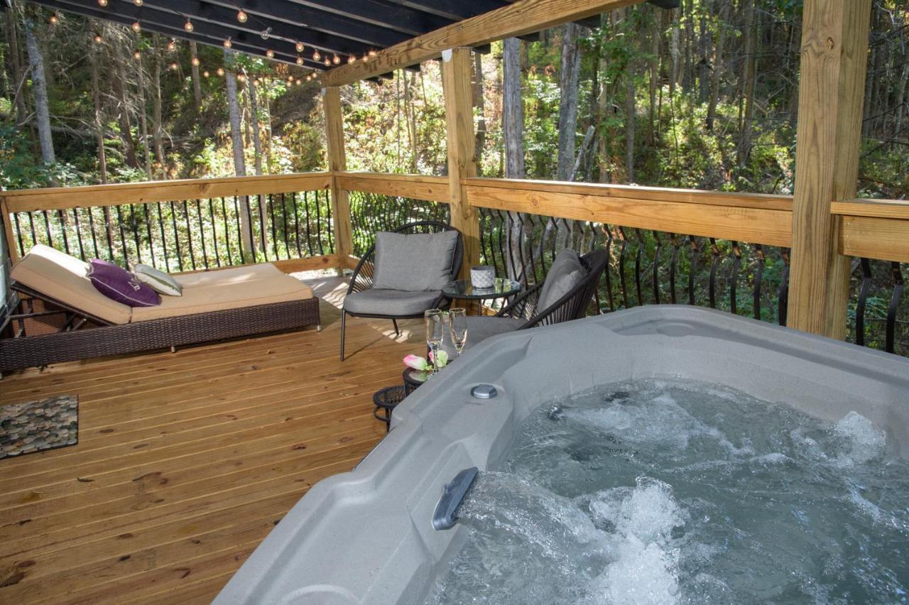 Whispering Waters Cabin Holiday home *