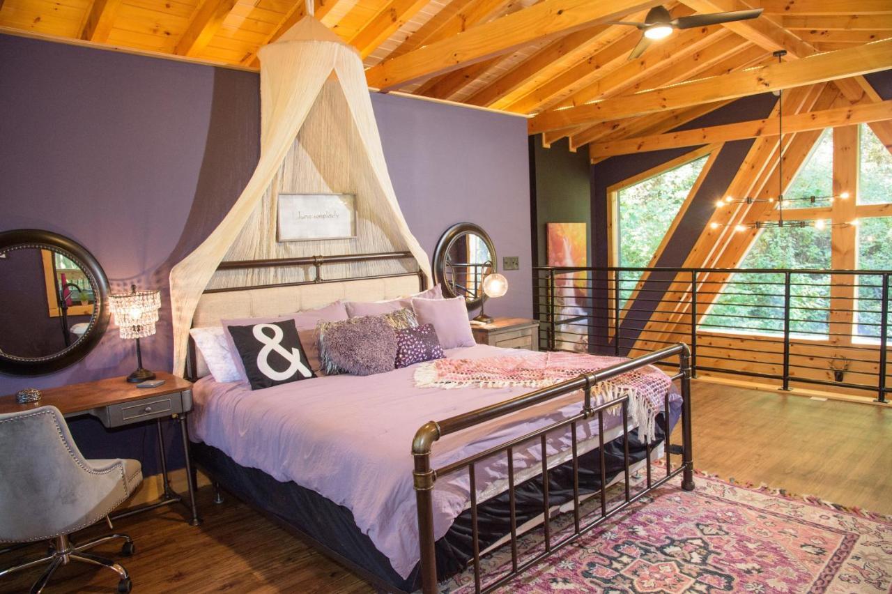 Holiday home Whispering Waters Cabin