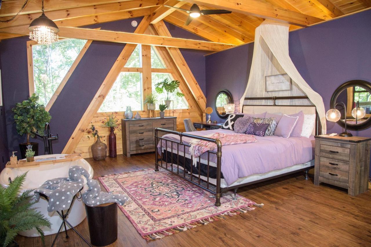 Whispering Waters Cabin Holiday home