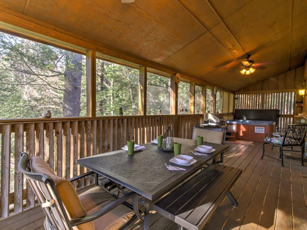 Cozy Nest Cabin With Porch And Jacuzzi! Holiday home