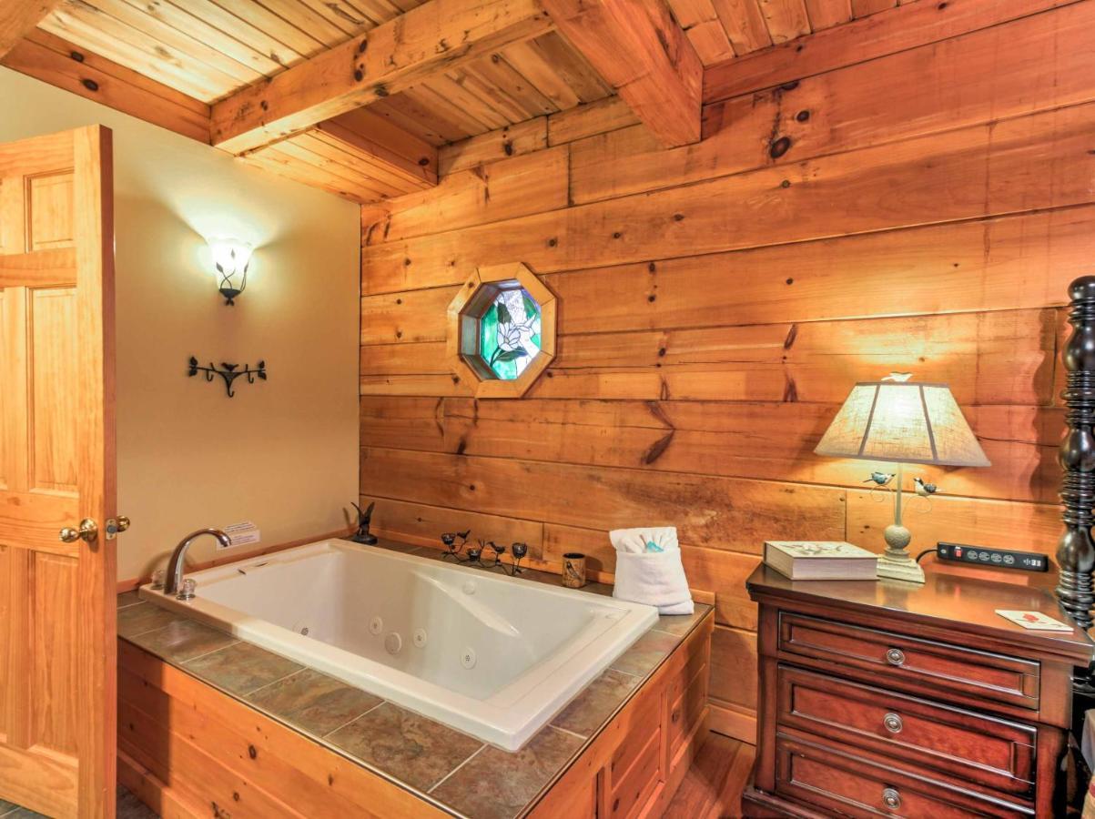 Holiday home Cozy Nest Cabin With Porch And Jacuzzi! *