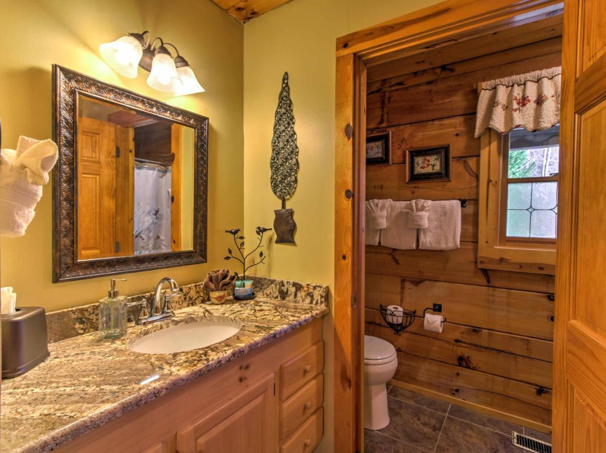 Cozy Nest Cabin With Porch And Jacuzzi! Holiday home Gatlinburg