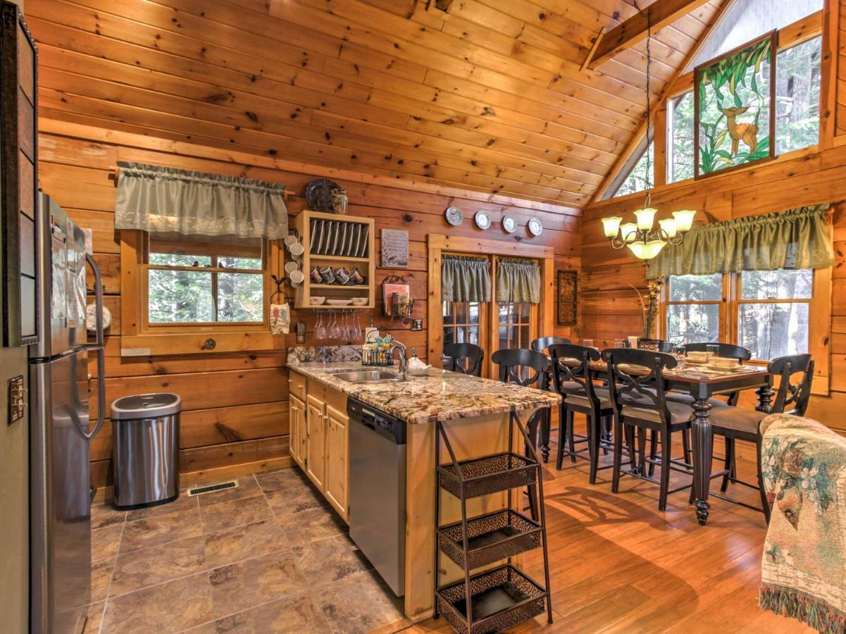 Holiday home Cozy Nest Cabin With Porch And Jacuzzi!
