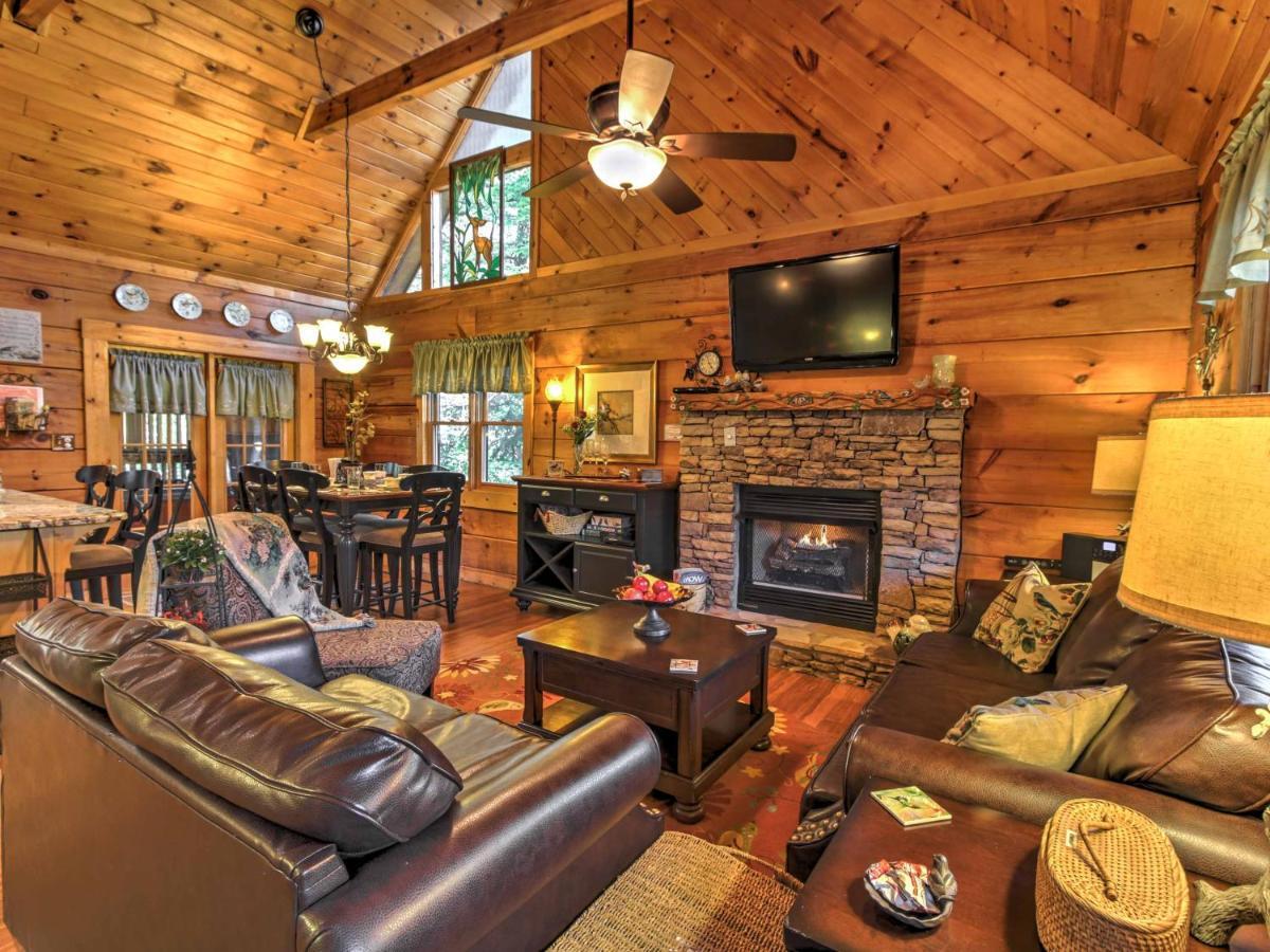 Cozy Nest Cabin With Porch And Jacuzzi! Holiday home Gatlinburg