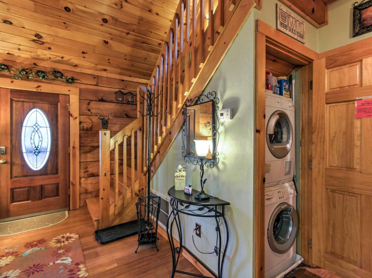 Cozy Nest Cabin With Porch And Jacuzzi! Holiday home *