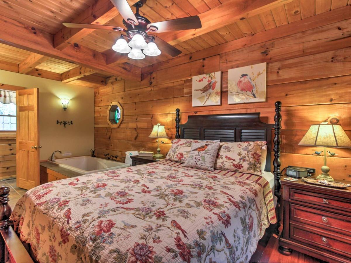 Holiday home Cozy Nest Cabin With Porch And Jacuzzi!