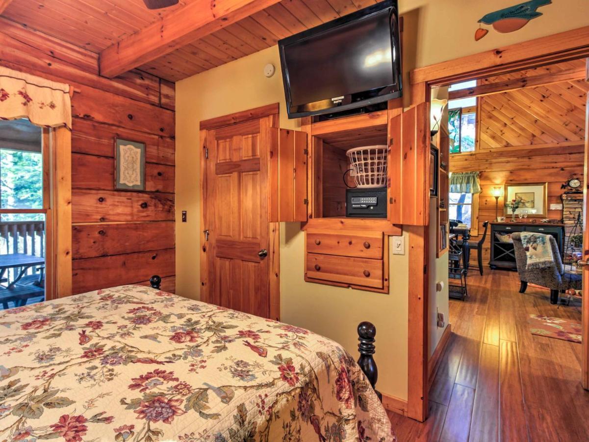 Cozy Nest Cabin With Porch And Jacuzzi! Holiday home