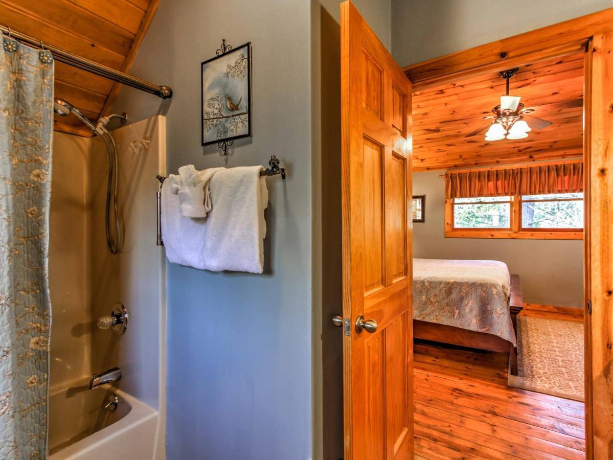 Cozy Nest Cabin With Porch And Jacuzzi! Holiday home Gatlinburg