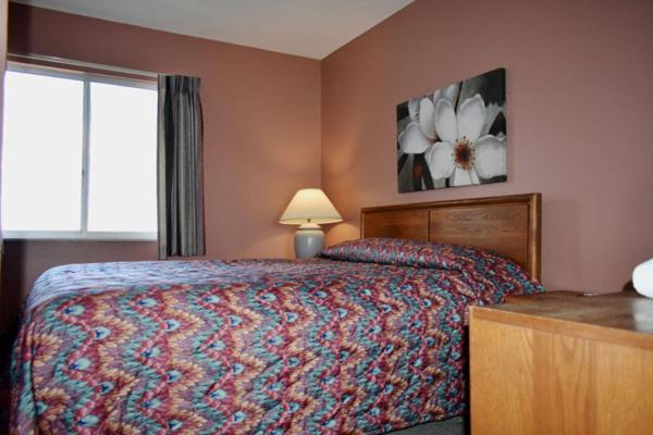 The Summit #4307- 3 Bedroom 2 Queens 2 Twins